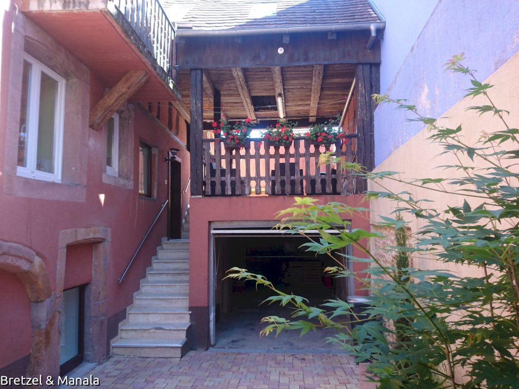 La cour et le garage