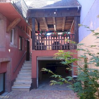 La cour et le garage