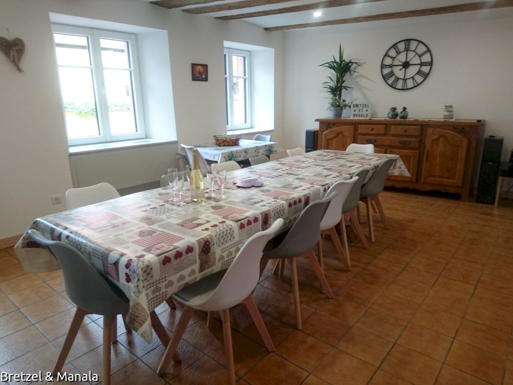 La salle à manger depuis la cuisine