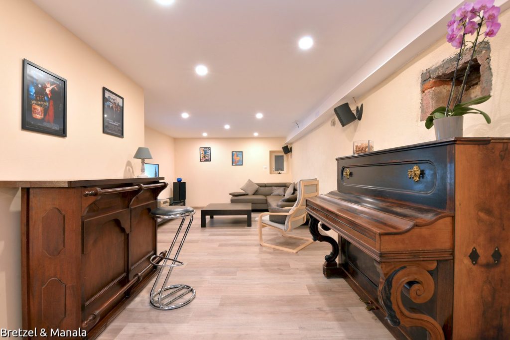 Vue vers le salon du rez de jardin, Piano, bar