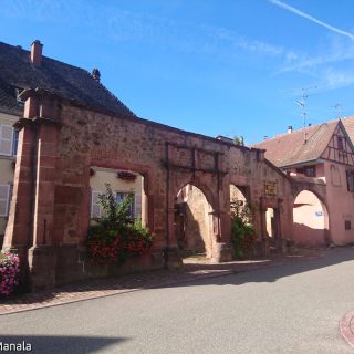 Vestige de lancien hôtel de ville, incendié lors de la guerre de 1940-1945, bâtiment situé Grand-Rue à Ammerschwihr, classé au titre des monuments historiques depuis 1965.